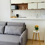 Apto com varanda e vista mar em condomínio Clube